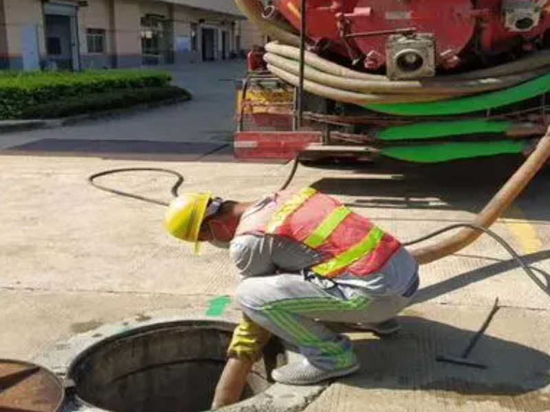 思明福津大街疏通下水道 环卫车清理化粪池抽粪